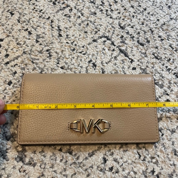 Michael Kors IZZY CAMEL LG SLIM WALLET LEATHER - Picture 6 of 7